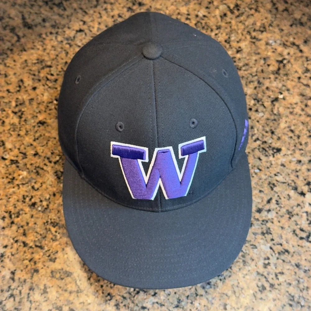 Washington Huskies‎ Adidas Hat Cap size 7 1/4 Black Purple